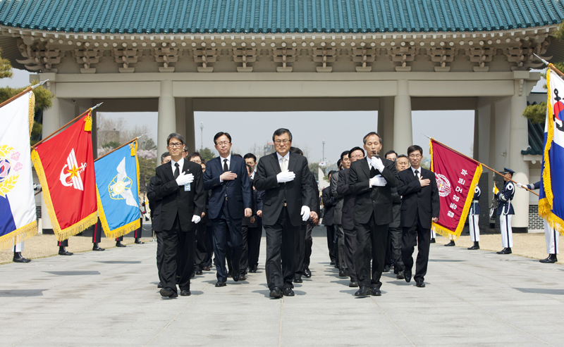 Minister Choi Honors the Patriotic Martyrs 이미지