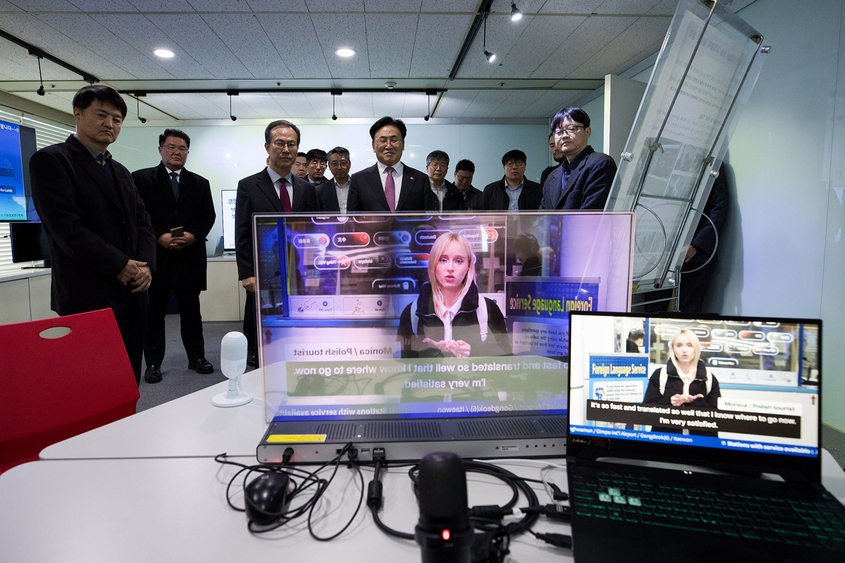 Minister Visits AI Chips Research Facility 이미지